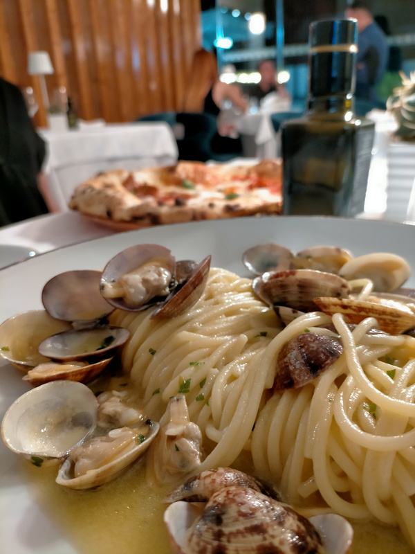 PAESTUM, LA CUISINE. C'est une région agricole, très riche. Et comme le parc attire les touristes, l'infrastructure s'est adaptée avec des hôtels et de très bons restaurants.<br><small>Aout 2023</small>